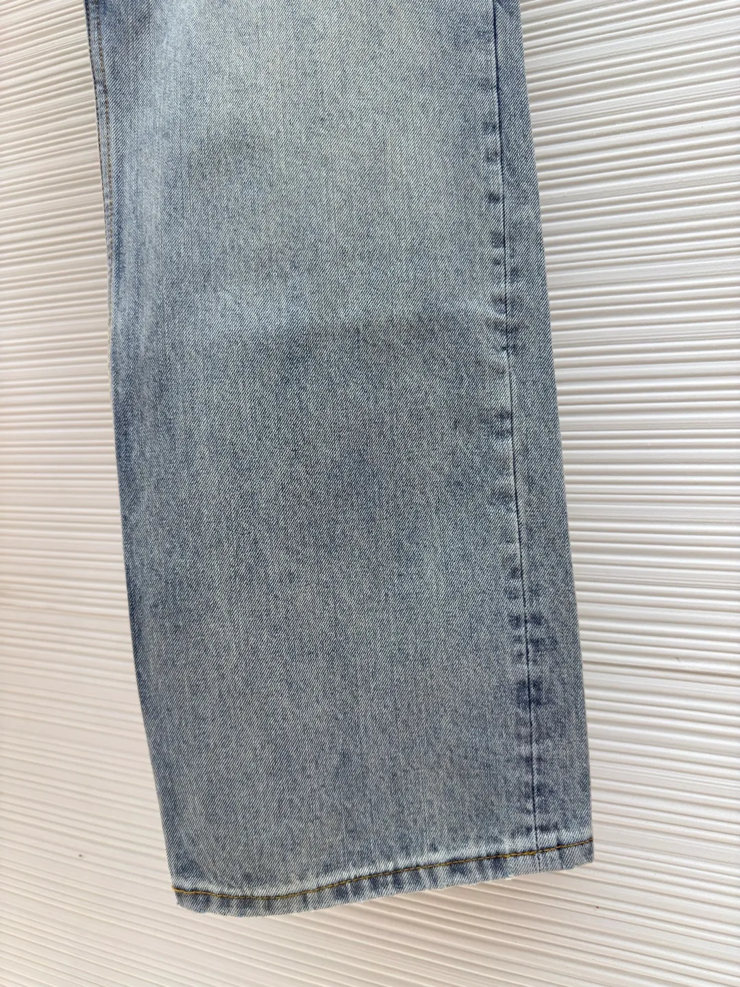 LOUIS VUITTON patch letter jeans ●Authentic product: 10800 purchase and development ●Item number: 1680027-B00 ●Fabric: denim fabric ●Technology: washed production ●Version: fitted version ●Weight: about 870 grams ●Size: 30-32-34-36 ●Description: Letters gold gold thread embroidered denim Brand presbyopia logo iconic pattern It has a strong street American style and is very chic. The whole piece is still the same loose version as always, which hides the flesh. The regular denim lapel design gives people a smart and generous look. Customized logo buttons and leather labels come with a full set of accessories. It is cool, stylish and fairy-like. It is also an absolute C-position piece and is highly recommended!  Very heavy work, exquisite details, special washing process, multiple washings can show the same perfect washing color effect as the original. The overall wiring is straight and delicate, the fabric is comfortable and soft, and the color is consistent without color difference. It can be matched with the same style to create a fashionable look and control various occasions. Customized accessories, complete with three standards, same style for men and women!